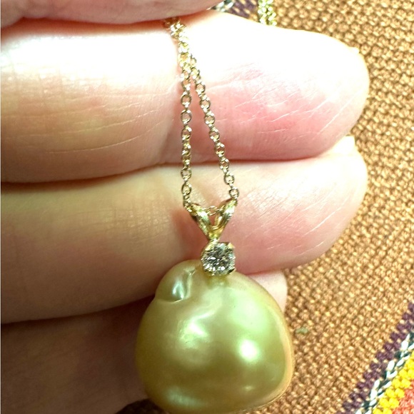 South Sea Baroque  Golden Pearl and Diamond Drop 14kt - Picture 1 of 3